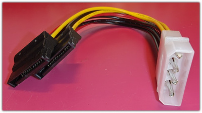 4pin Molex - 15pin SATA Y-haaroitettu virtakaapeli #30525