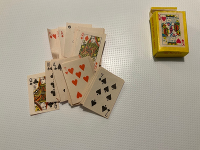 Minikokoiset pelikortit , vintage. Kaikki 52 tallella