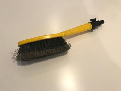 Autonpesuharja vesisyötöllä