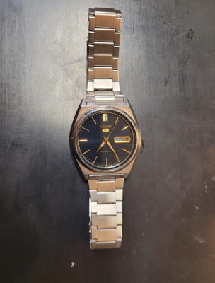 Mustatauluinen vintage Seiko automatic.
