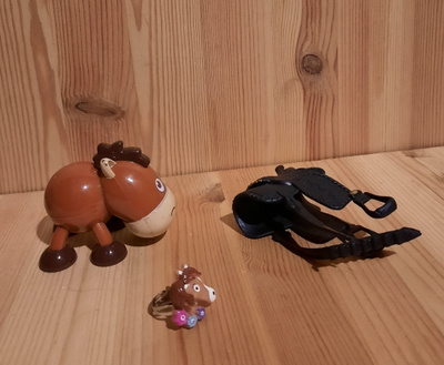 Heppasetti: sormus, satula ja hevonen