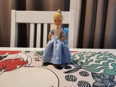 Keraaminen Tyttö figuuri, Design by Birdie Sahlberg