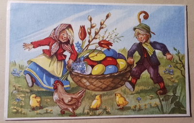 Pääsiäismunia, kukkia, pajunkissoja kannetaan korilla, 1934