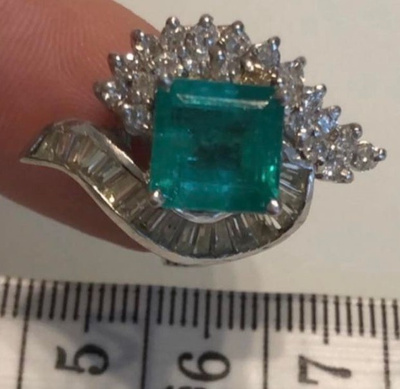3,20 ct smaragdisormus ja 17 + 22 kpl timantteja