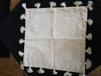 LUONNONVALK. KORISTETYYNYNPÄÄLLISET tupsuilla,K.40x40CMM