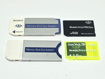 2kpl Memory Stick Pro Duo (4GB + 1GB) ja 2kpl adaptereita