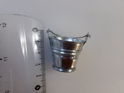 Nukkekoti ämpäri metallia