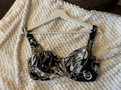 Triumph mustavalkoinen bikiniyläosa 75D