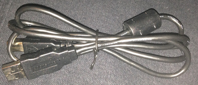 Käytetty USB-kaapeli 1m A - B - musta