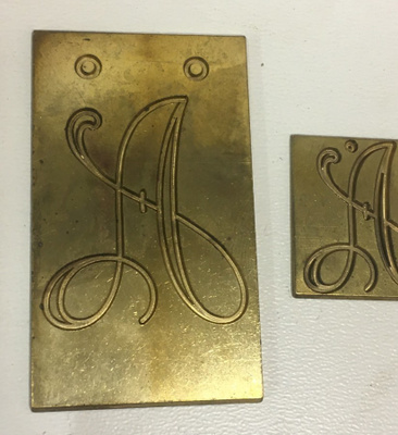 Kaiverruskoneen sabluunat 45, mongrammit
