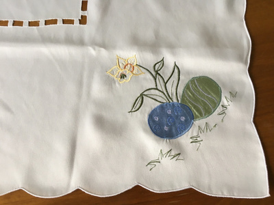 VALKEA KIRJAILTU PÄÄSIÄISLIINA 77cm x 77cm