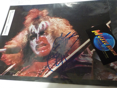 KISS GENE SIMMONS KUVA ITSE MESTARIN NIMMARILLA