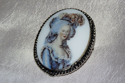 Marie Antoinette camee rintakoru