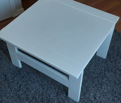 Sohvapöytä 74 cm x 74 cm puinen