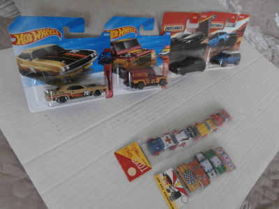 HOT WHEELS- ja MATCHBOX-autoja 4 kpl + miniautot 9 kpl