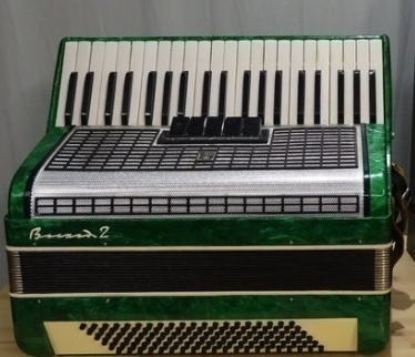 Pianohaitari ja laukku
