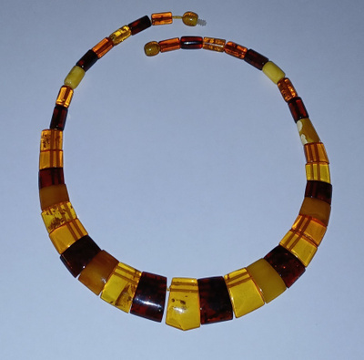 Upea house of Amber meripihka Amber kaulakoru