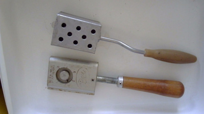 Sukset, voiteluvälineet ja voiteet, siteiden romut.