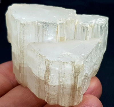 Hyvin vakavasti otettava läpinäkyvä berylloniitti 627.00 ct