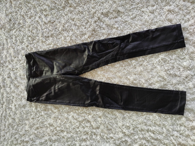 Nahkajäljitelmä leggingsit koko 140cm