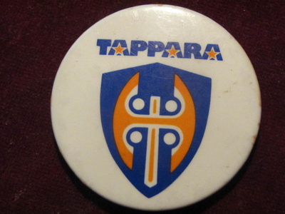 Tapparan logo. Rintanappi. Kimmo Kaivanto