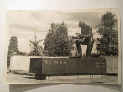 VANHA Valokuva Pietarsaari Sankaripatsas 1940-luku 18x12cm