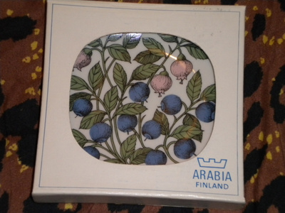 Arabia ESTERI TOMULA - Vaccinium Myrtillus seinälautanen
