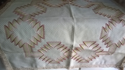 Kaunis kirjailtu vintage Pöytäliina pitsireunalla