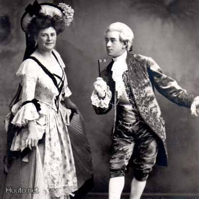 ROKOKOO / Rokokoo-asuinen mies kumartaa naiselle. 1900-l.