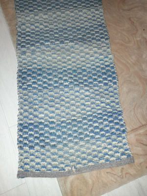 Siniharmaa pitkä räsymatto 367x63cm