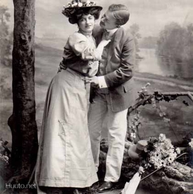 RAKKAUS / Hattupäinen tyttö miehen kaulassa. 1900-l.
