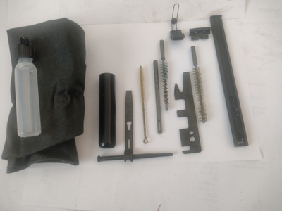 AKM-74 Rynnäkkökiväärin puhdistus/työkalusarja