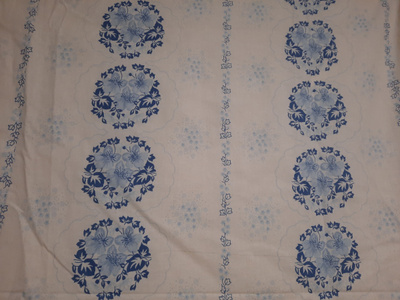 Sinivalkoinen tilkkutyökangas 100x65cm