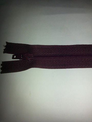 Tumma punaruskea/ viininpunainen umpi vetoketju 45cm