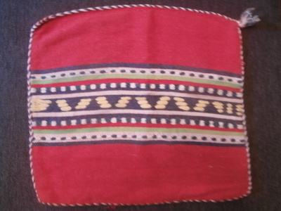 TYYNYNPÄÄLLINEN  7. VANHA PUNAINEN SOHVATYYNYNPÄÄLLINEN