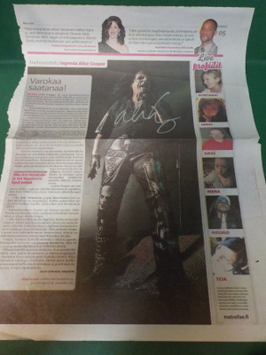 ALICE COOPER NIMIKIRJOITUS SANOMALEHTILEIKKEESSÄ