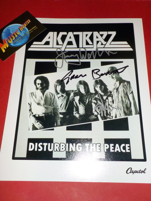 ALCATRAZZ B/W KUVA KOLMELLA NIMMARILLA