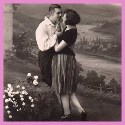 RAKKAUS / Raitahameinen tyttö ja mies kukkulalla. 1920-l.
