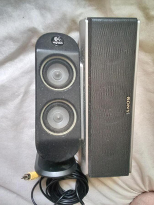 2 pientä kaiutinta sony ja logitech