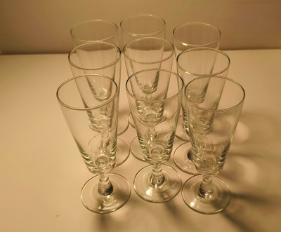 Yhdeksän sherry, portviini tai likööri lasia