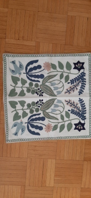 Kirjailtu koristetyynynpäällinen, 45 x 45 cn