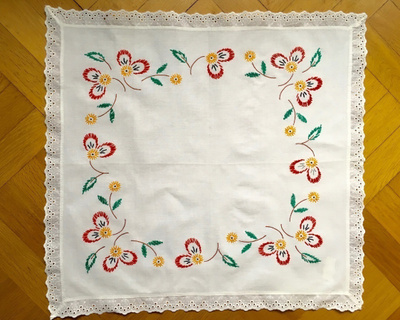 Puuvilla PÖYTÄLIINA kaunis KÄSIN KIRJAILTU LIINA 63x67cm