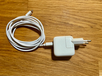 Apple A1357 MB051ZM/A 10W alkuperäinen USB laturi + johto