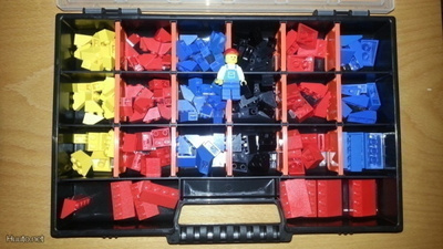 Lego Viistopalikkalajitelma rasiassa 140-osaa + figu