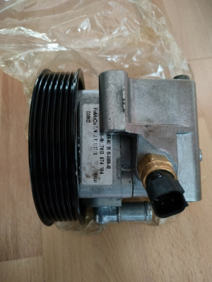 Ford Focus ohjaustehostimen pumppu.