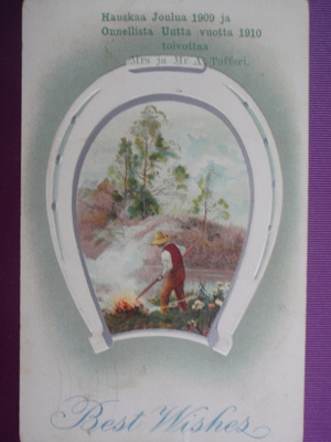 Mies polttaa nuotiota hevosenkengässä WANHA 1909