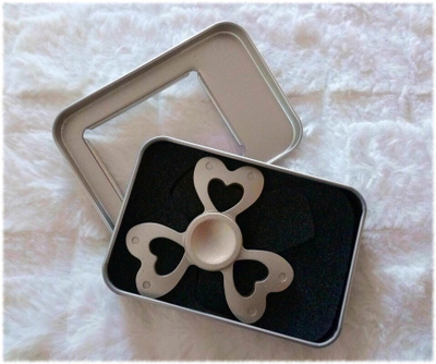 Uusi. Sydänkuvio sormispinneri, fidget spinner, lahja