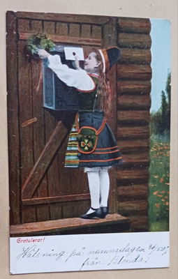Nuori leidi kansanpuvussa menossa onnittelemaan, p. 1904