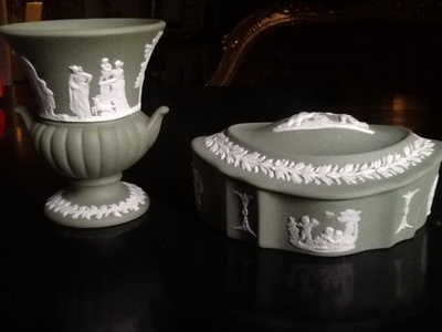 WEDGWOOD MALJA /URNA JA KANNELLINEN RASIA. VIHREÄ