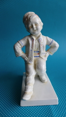 FIGUURI Balkanin poika posliinia kork 18cm. "Balkan-Boy"